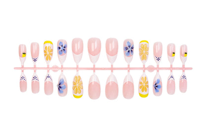 Kunstnagelset mit eleganten Blumen- und Schmetterlingsakzenten Brehn