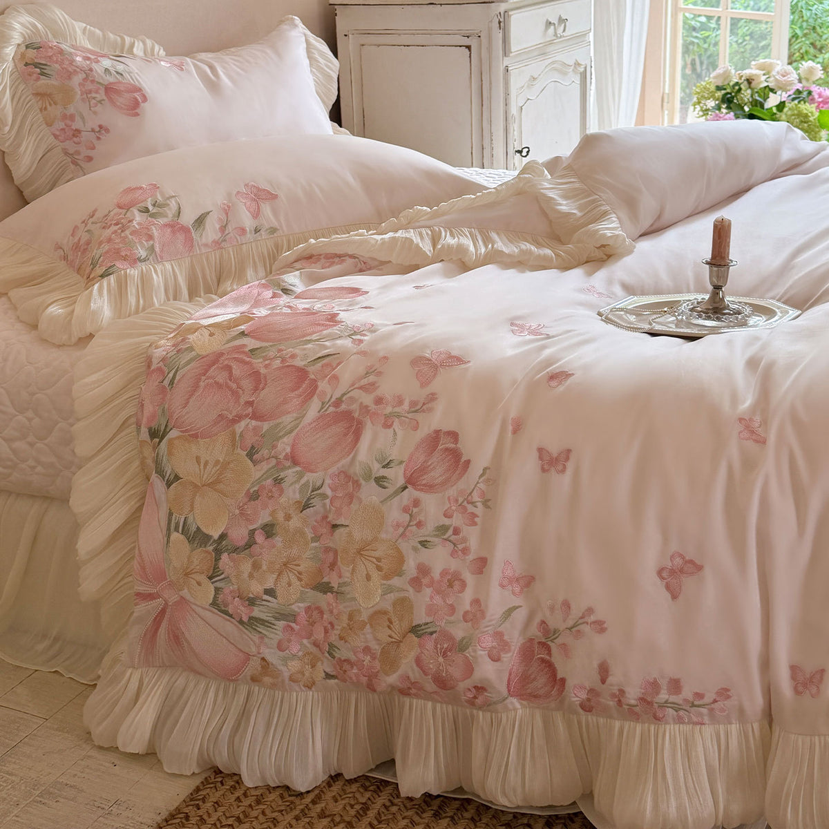 Gerüschtes Satin-Feeling Blumenbesticktes Bettbezug-Set mit Faltenrüschensaum
