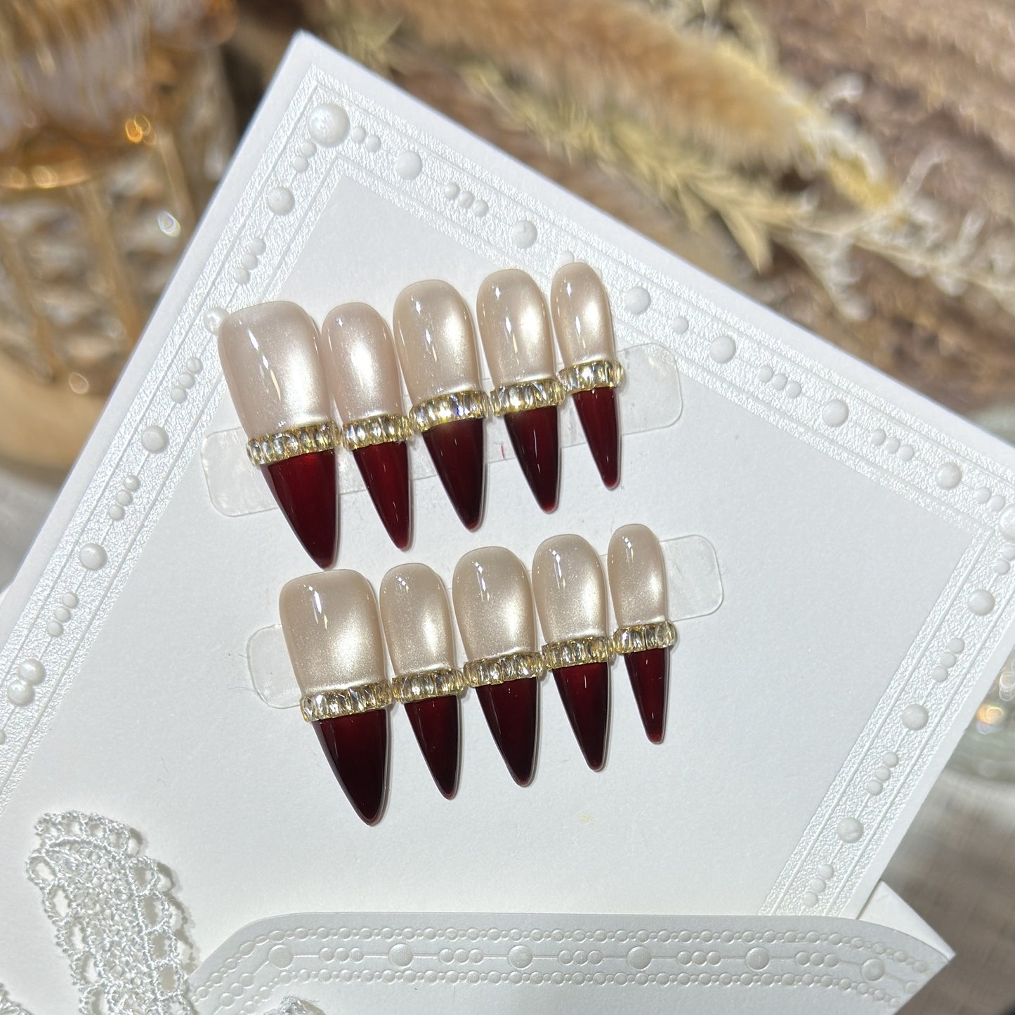 Glamouröses Stiletto Press-On Nail Art Set mit goldenen Akzenten Brehn