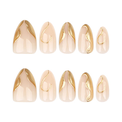 Kunstvolle Stiletto-Nägel mit eleganten Goldakzenten Brehn