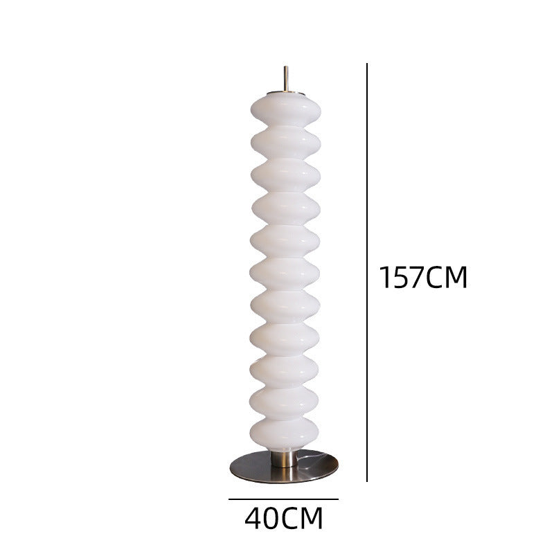 Skulpturale Stehlampe mit gekrümmtem Design