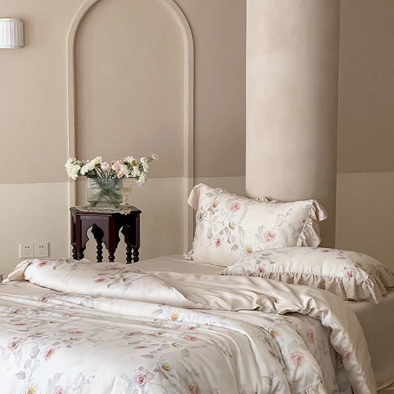 Luxuriöse Satin-Bettwäschegarnitur mit gerüschten Kissen und zartem Aquarell-Rosenprint