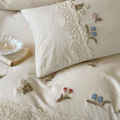 Bestickte Baumwollsatin Bettbezugset mit Spitzenbesatz und botanischer Applikation