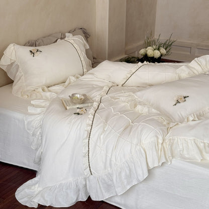 Bettwäsche-Garnitur im Landhausstil mit gesteppter Mitteldecke, Volant und Rosenapplikation