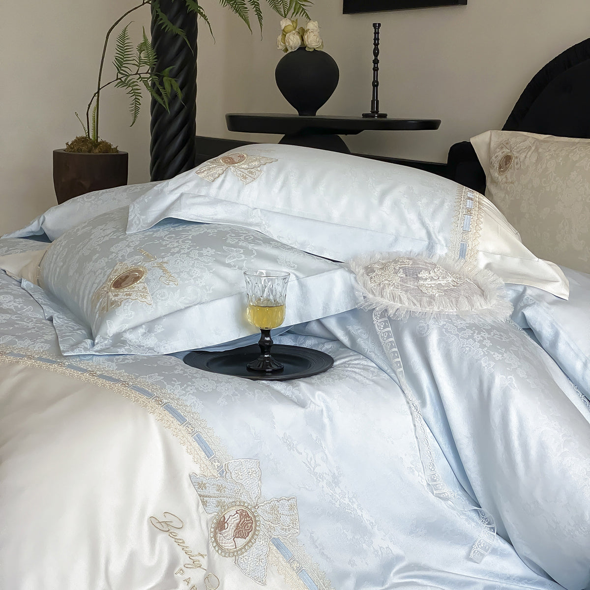 Luxuriöses Satin-Bettwäsche-Set mit feiner Stickerei und Kissenbezügen