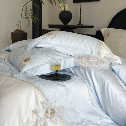 Luxuriöses Satin-Bettwäsche-Set mit feiner Stickerei und Kissenbezügen