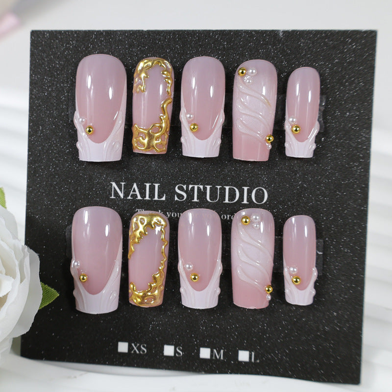 Kunstnagelset mit eleganten Goldakzenten Brehn