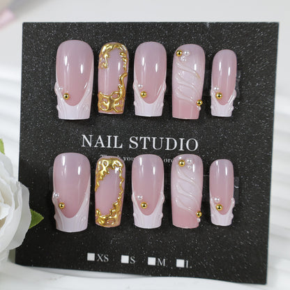 Kunstnagelset mit eleganten Goldakzenten Brehn