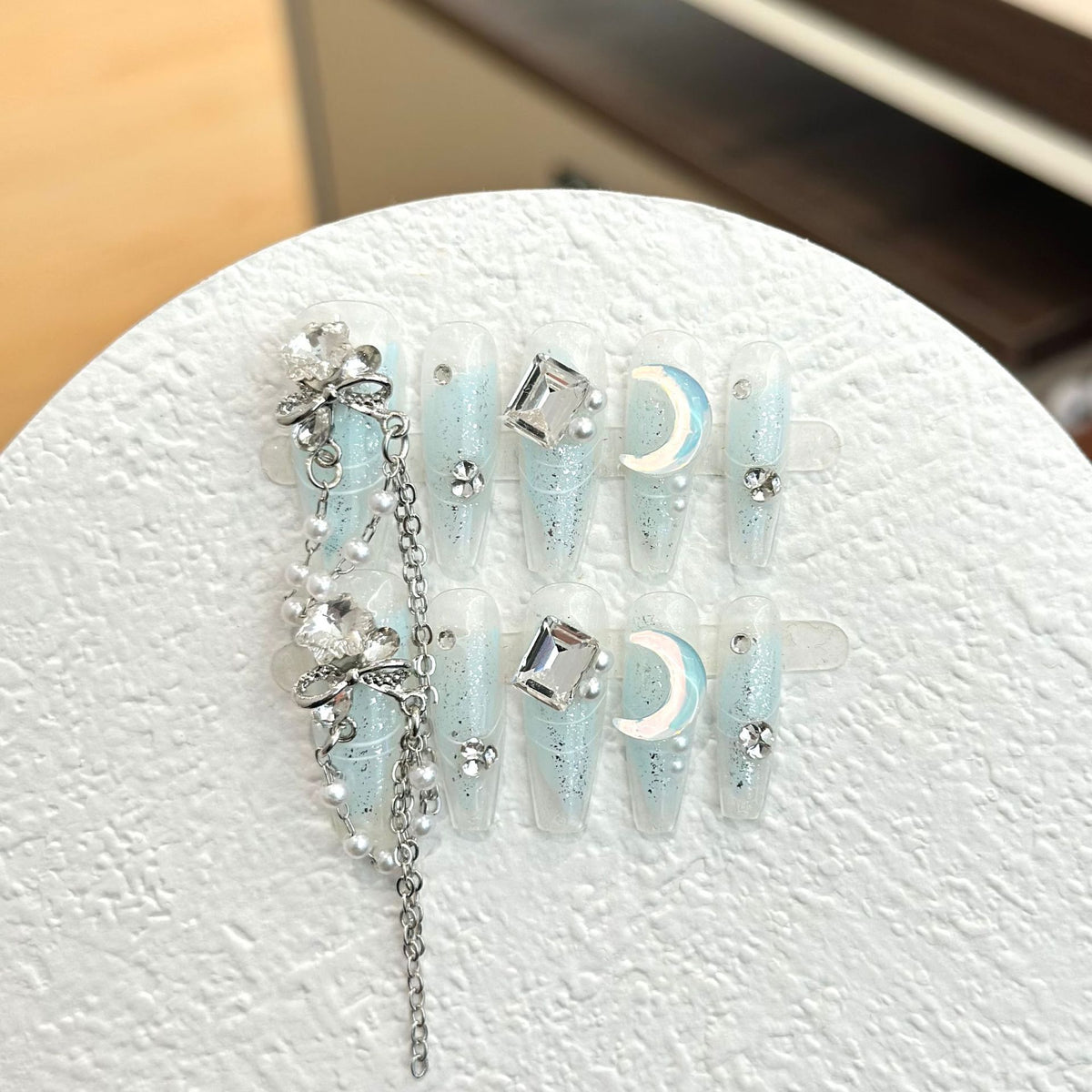 Glitzerndes Press-On Nagelkunst-Set mit himmlischen Akzenten