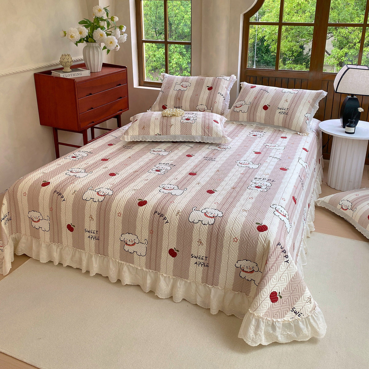 Gepolsterte florale Bettbezug-Set mit bestickten Puppenmuster und Rüschensaum