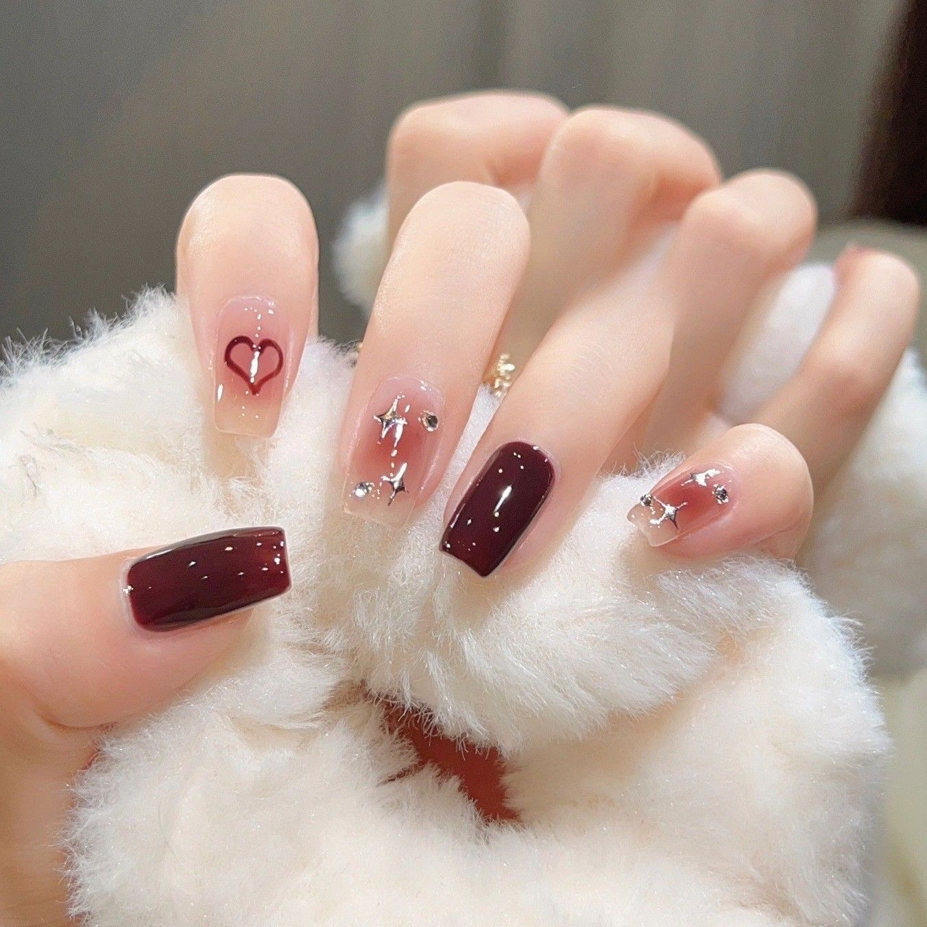 Künstlerisches Herzdesign Press-On-Nagelset Brehn