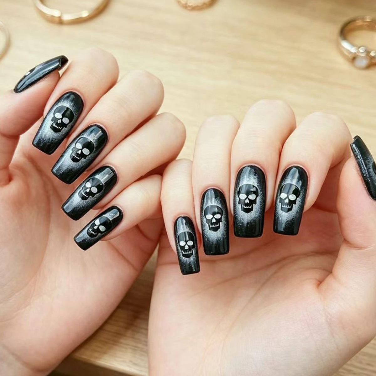 Kunstnägel mit Kreativem Totenkopfdesign Brehn