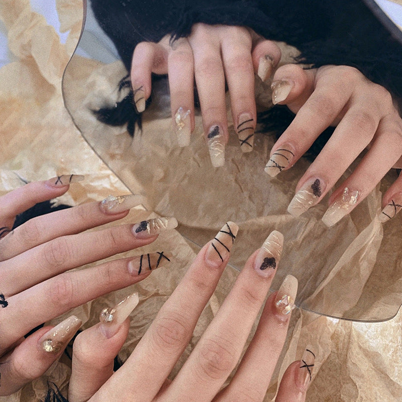 Kunstvolle Nagelverlängerungen mit modernen Grafiken Brehn