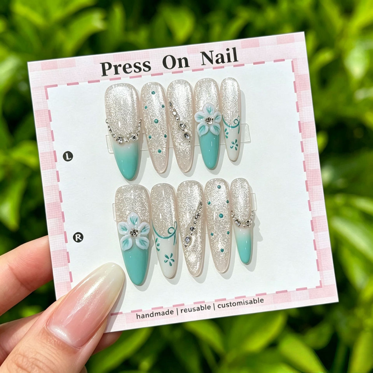Künstlerisches Press-On Nail Art Set mit niedlichen Charakteren und Schleifenakzenten
