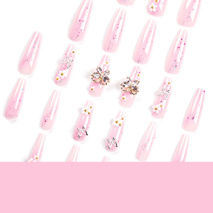 Kunstvolle Nagelverlängerungen mit Glitzer und floralen Akzenten Brehn