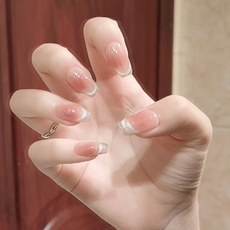 Kunstnagelset mit elegantem French-Design und funkelnden Akzenten Brehn
