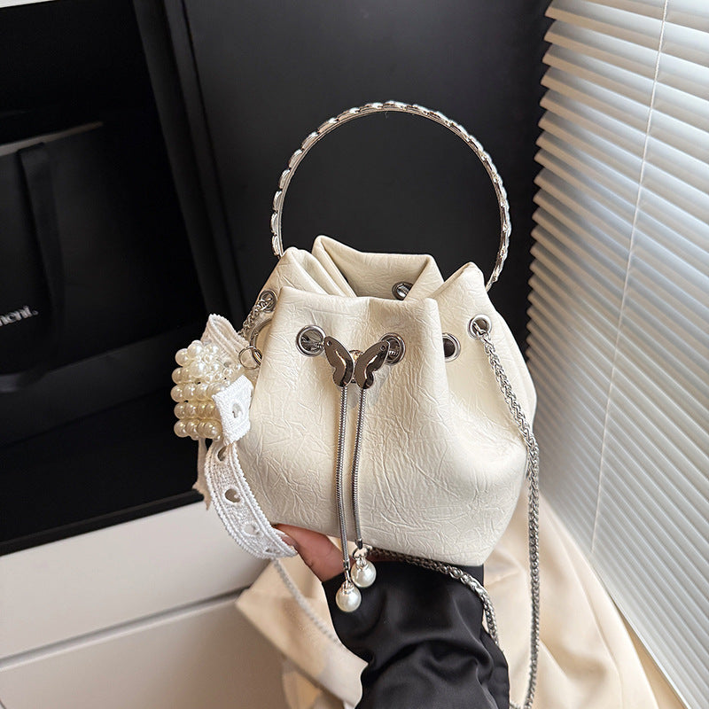 Stylische Handtasche mit Schmetterlingsdetail Brehn