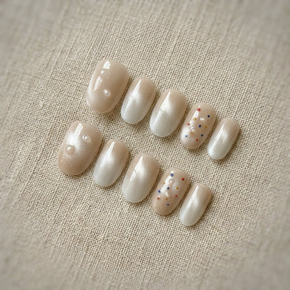 Dekoratives Press-On Nagelset mit Perlmutt- und Glitzerakzenten