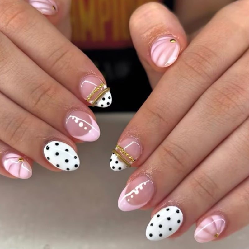Kunstnagelset mit elegantem Polka-Dot und glamourösen goldenen Akzenten Brehn