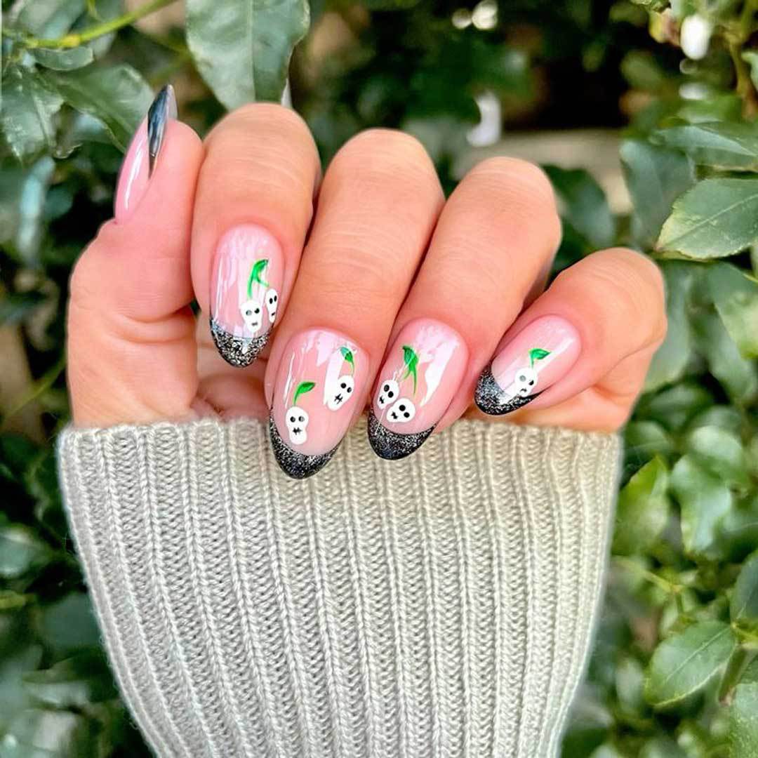 Künstlerisches Schädel-Thema Nagelkunst