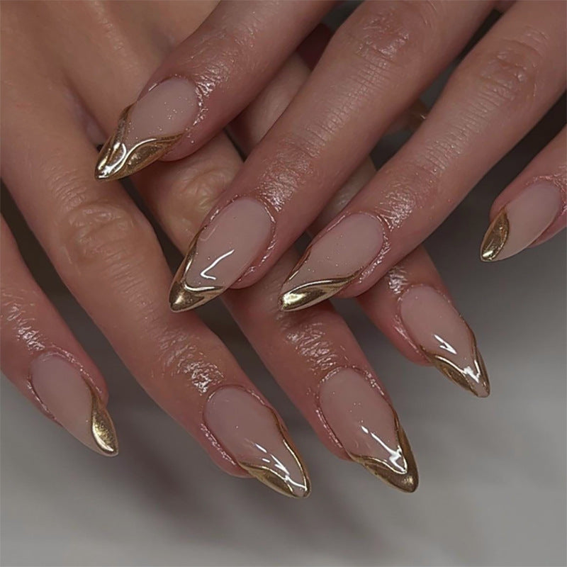 Elegante Nagelkunst im maritime Design mit Glitzer und 3D-Akzenten Brehn