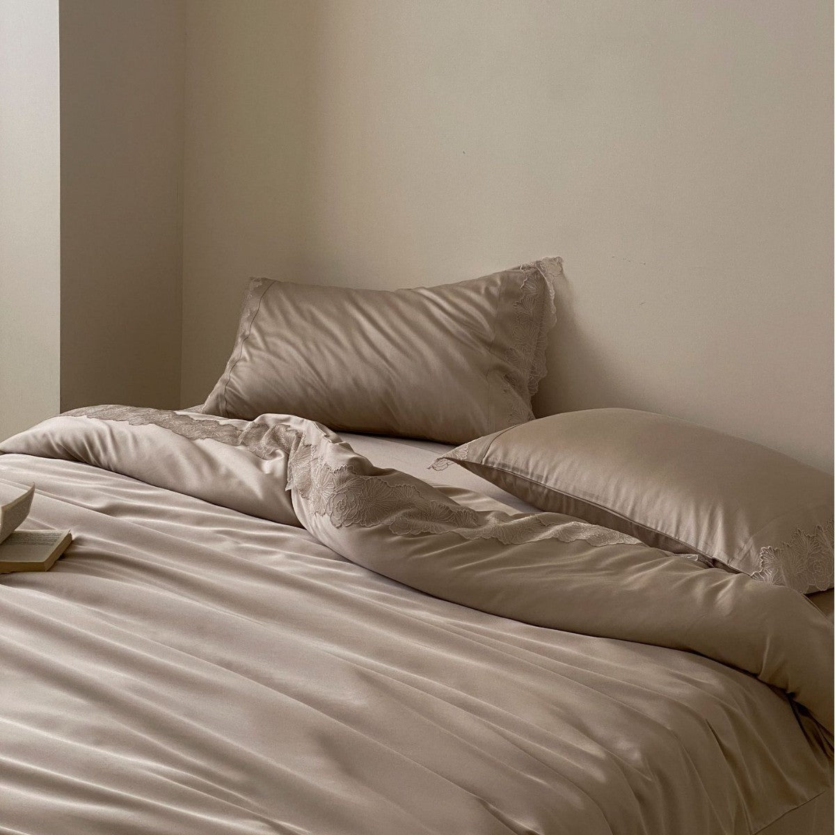 Luxuriöses Satin-Bettbezug-Set mit spitzenbesatz