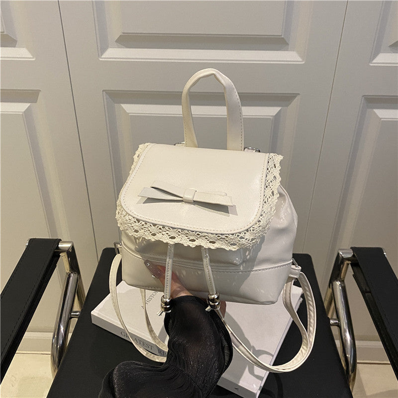 Niedlicher Mini-Rucksack mit Spitzenbesatz Brehn