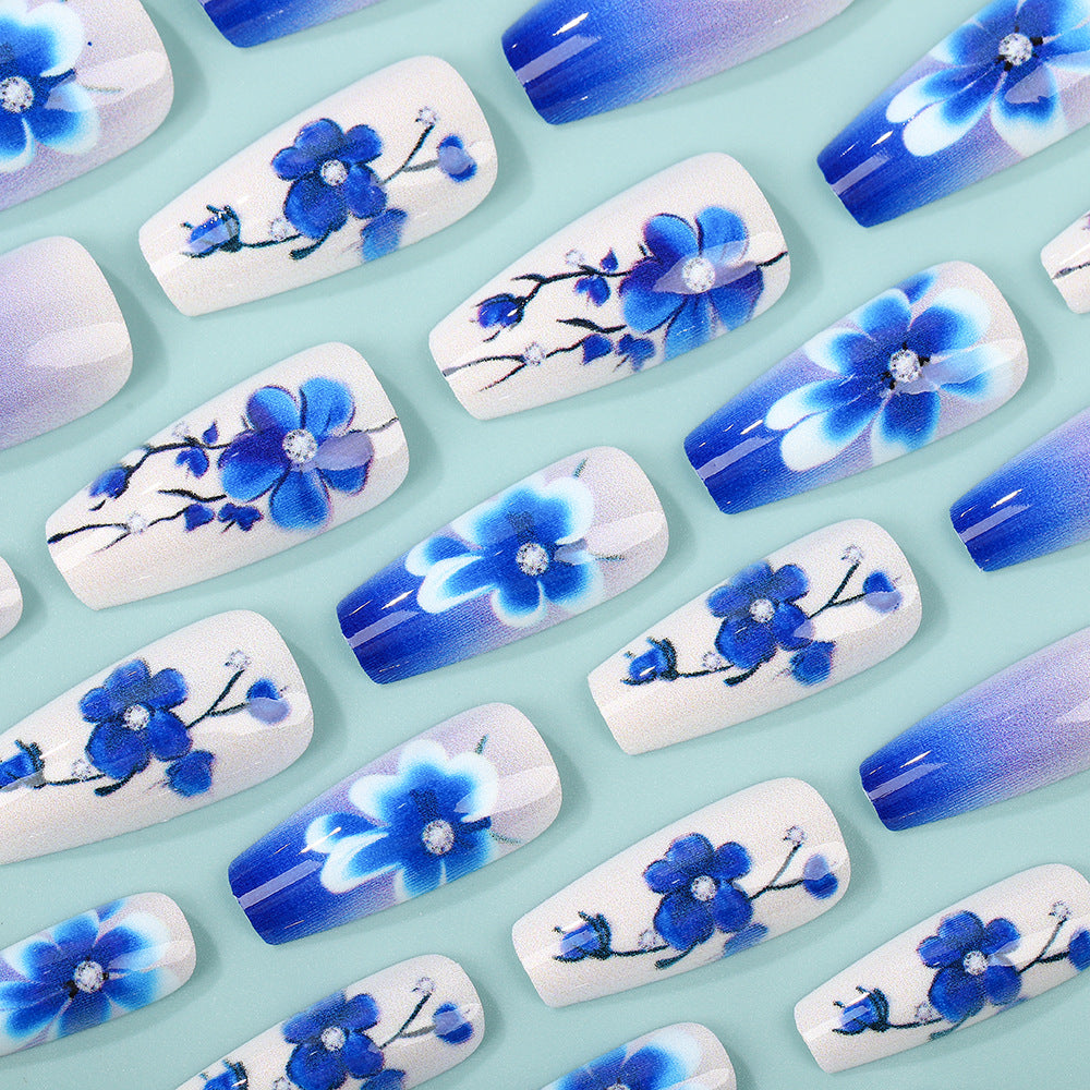 Kunstnägel mit floralen Akzenten Brehn