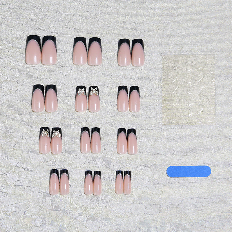 Glamouröse Kunstnägel mit detaillierten Verzierungen Brehn