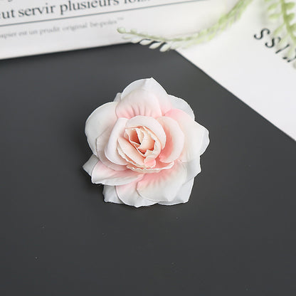 Blumenbrosche für dekorative Zwecke und Anzeige