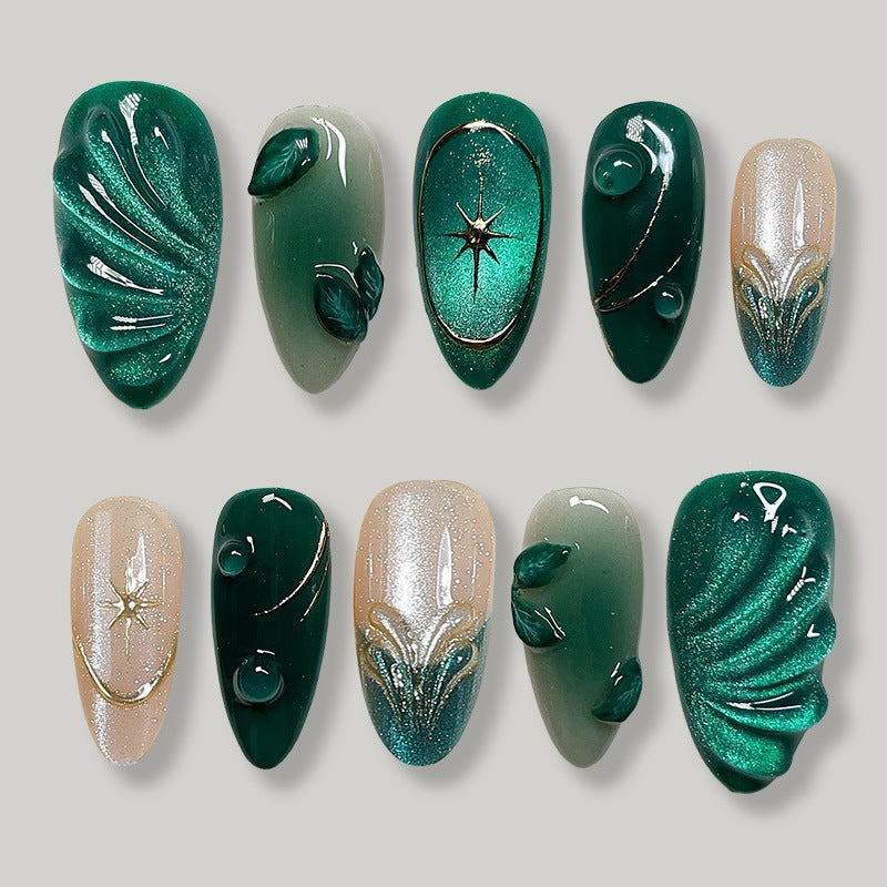 Kunstnagelset mit Exklusivem Blattdesign und Eleganten Glitzerakzenten Brehn