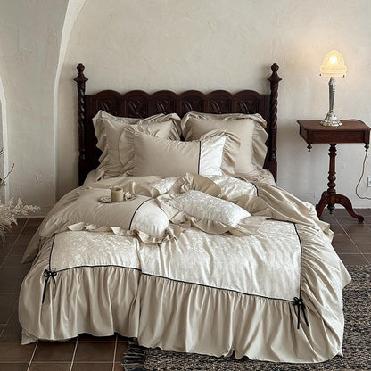 Romantische Bettgarnitur mit Volant, Jacquard-Relief und Zierband
