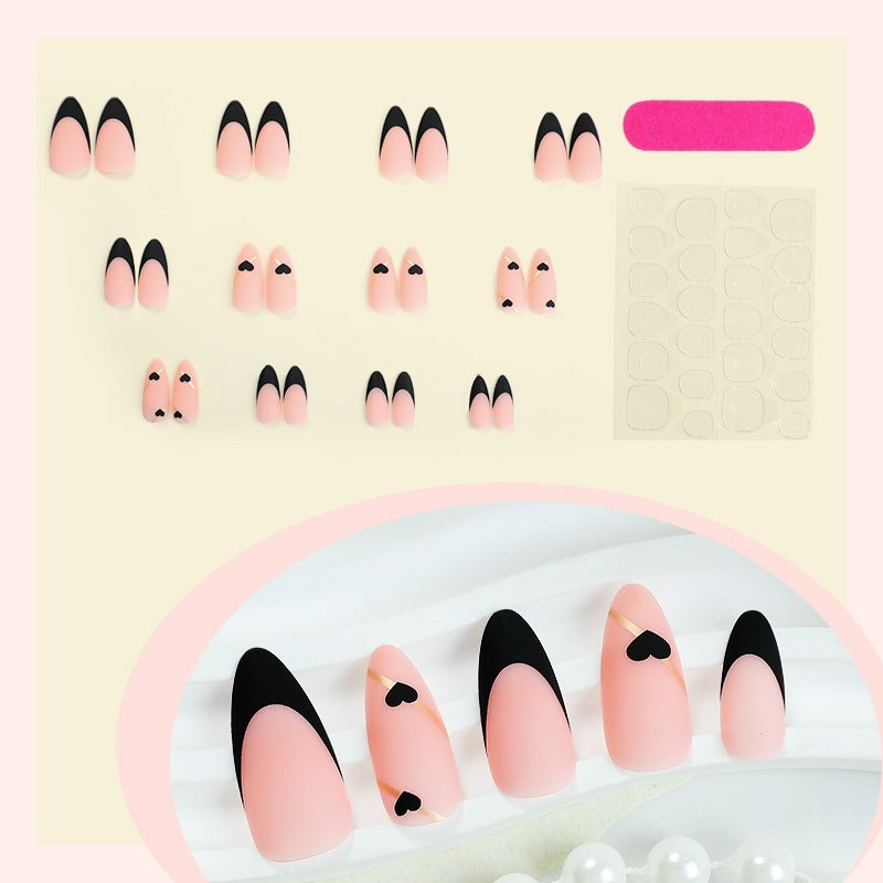 Kreatives Kunstnagelset mit herzförmigen Akzenten und eleganter French-Spitze Brehn
