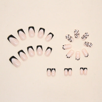 Elegante Herzmuster Nagelkunst Brehn