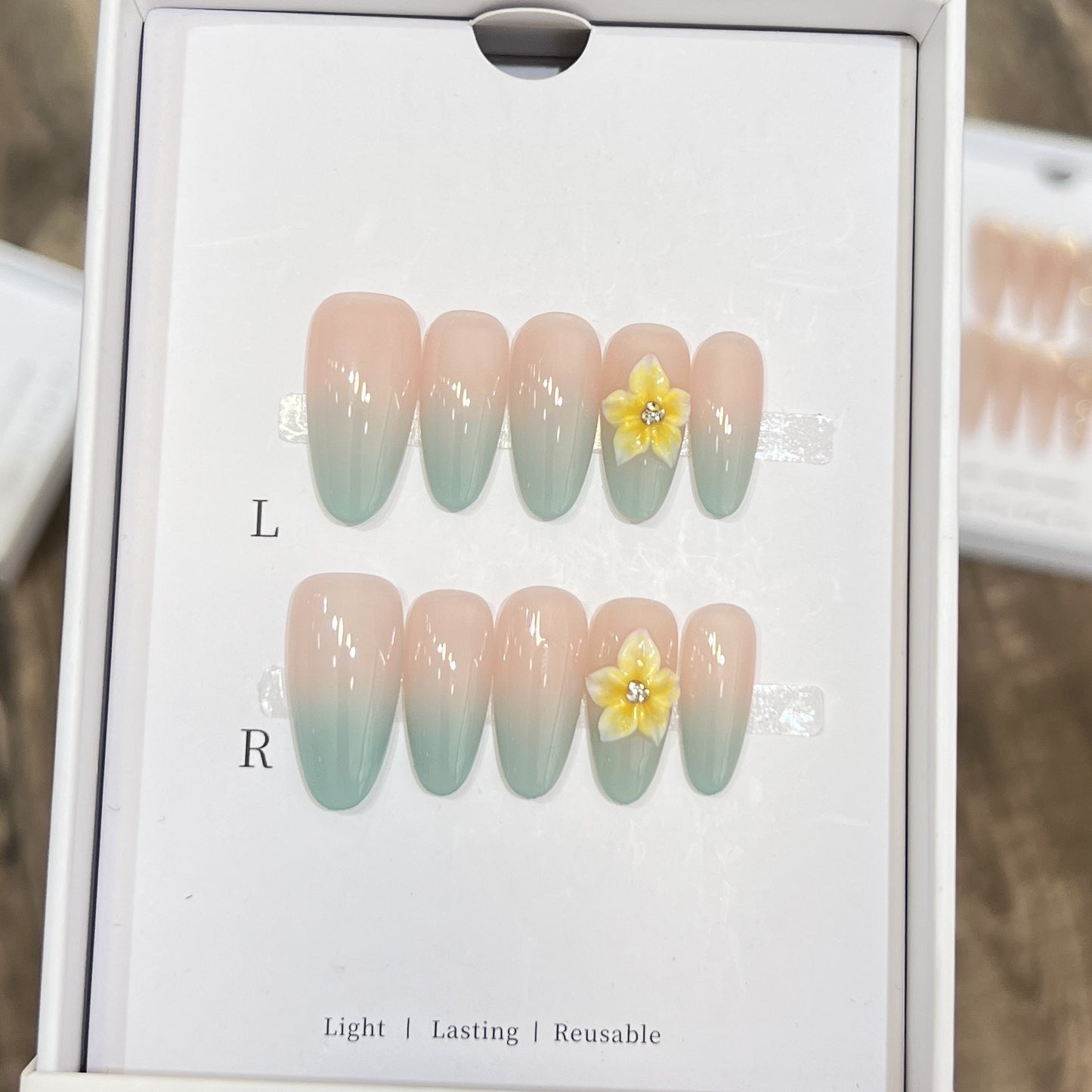 Elegante Ombre Press-On Nagelset mit floralen Akzenten Brehn