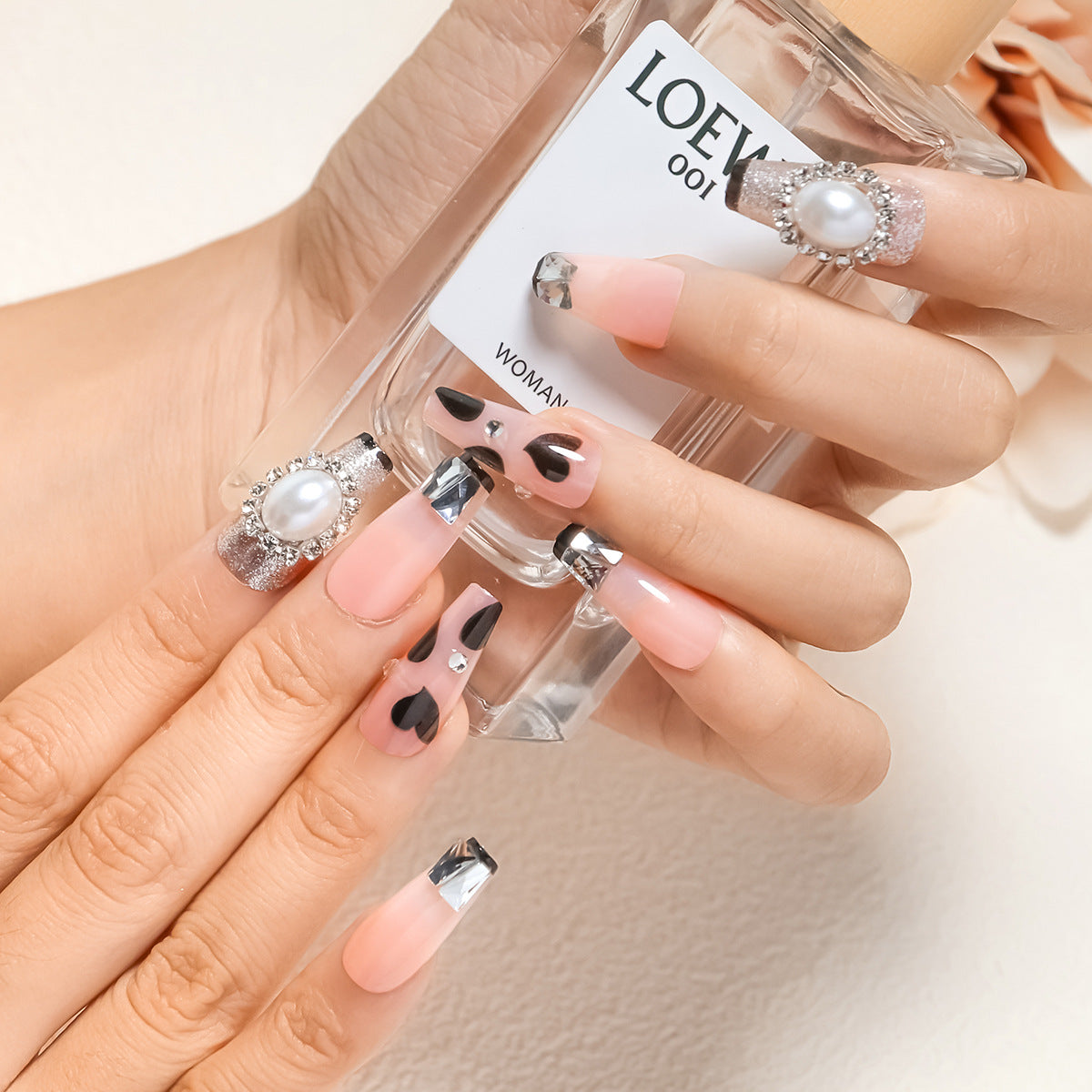 Dekorativer Press-On-Nagelset mit 3D-Akzenten Brehn
