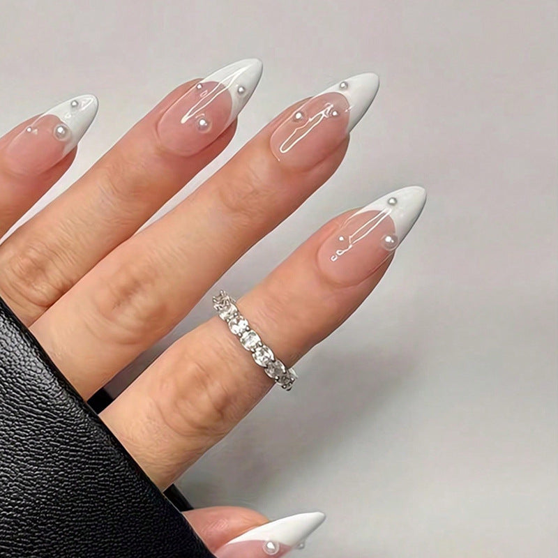 Kunstnagelset mit elegantem French-Tip und schimmernden Perlenakzenten Brehn