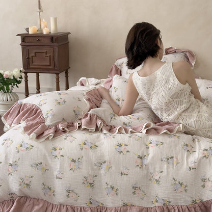 Gequiltetes floral gerüschtes Bettbezug-Set mit Kissenbezügen und geschichtetem Rüschensaum