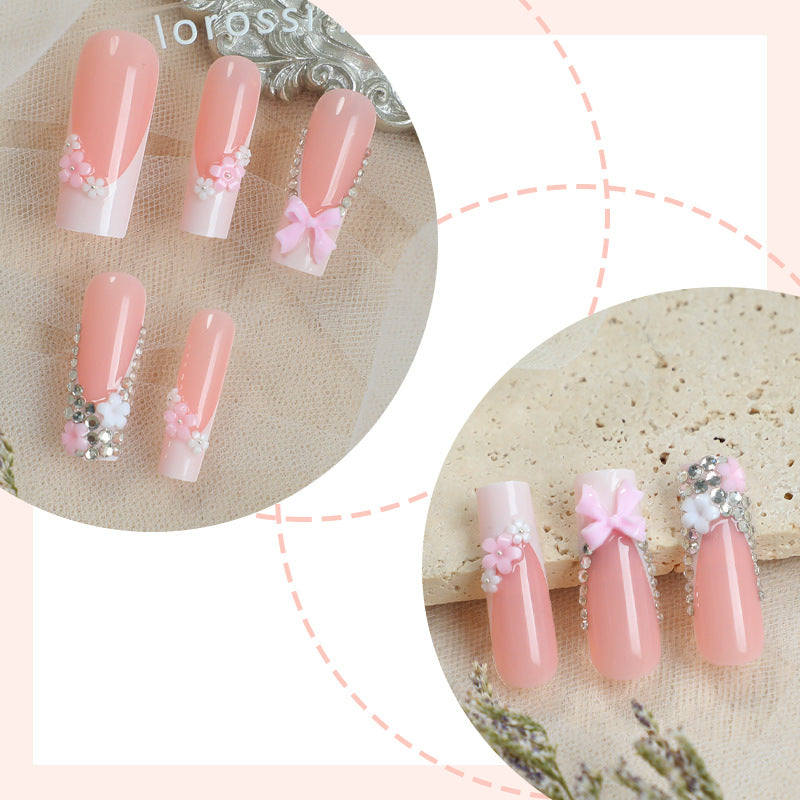 Dekorativer Press-On Nagelset mit eleganten floralen und Juwelenelementen Brehn