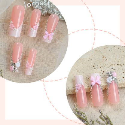 Dekorativer Press-On Nagelset mit eleganten floralen und Juwelenelementen Brehn
