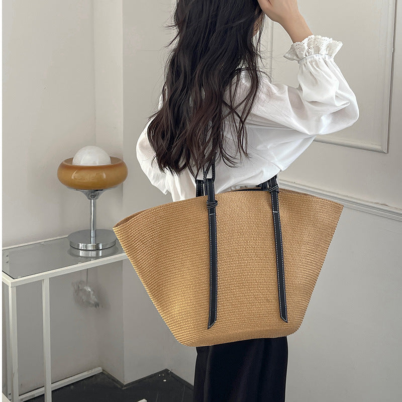 Damen Elegante Handtasche aus geflochtenem Naturmaterial mit luxuriösen Ledergriffen Brehn