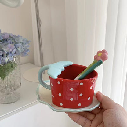 Verspielte Keramiktasse mit geformtem Blätterhenkel, Untertasse und Tulpenlöffel