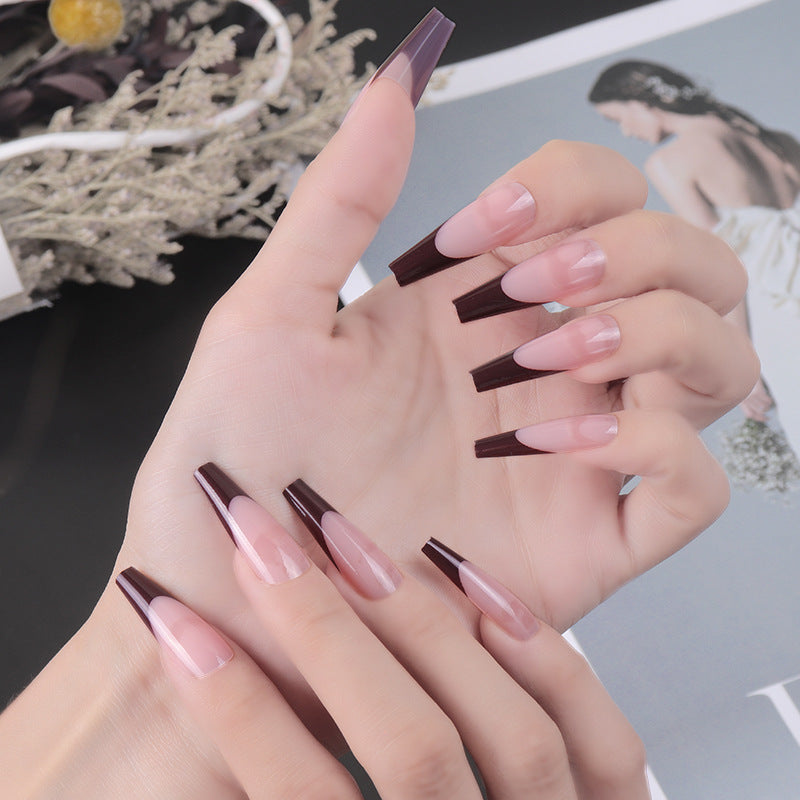 Elegantes Stiletto-Press-On-Nagelset mit zweifarbigen Design Brehn