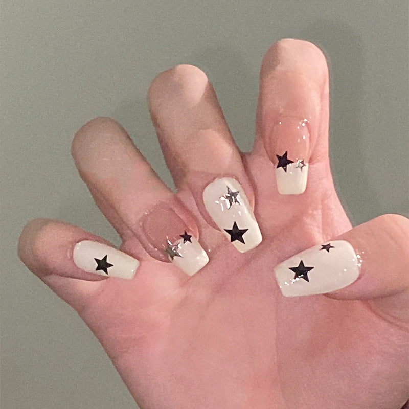 Kunstnagelset mit glamourösem Sternen-Design und funkelnden Akzenten Brehn