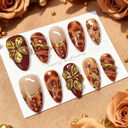 Kunstnagelset mit floralen Akzenten Brehn