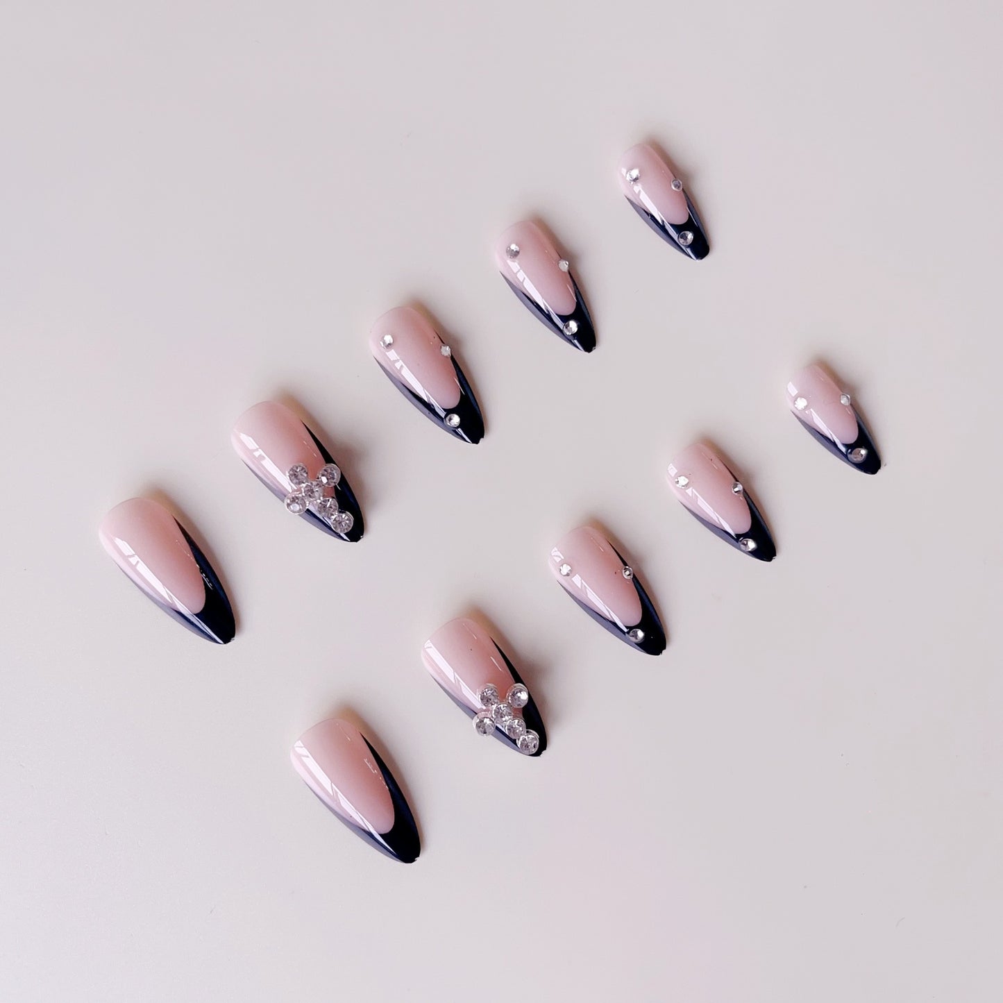 Kunstnagelset mit luxuriösem französischem Design und strahlenden Akzenten Brehn