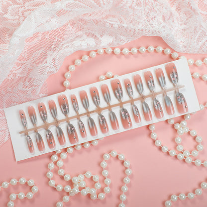 Künstlerisches Press-On-Nagelset mit floralem und silbernem Design