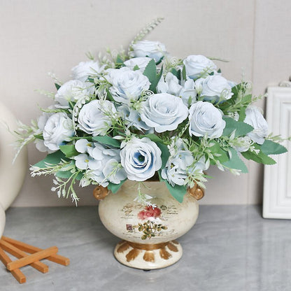 Lebensechte Blumenarrangement in modernem Vase