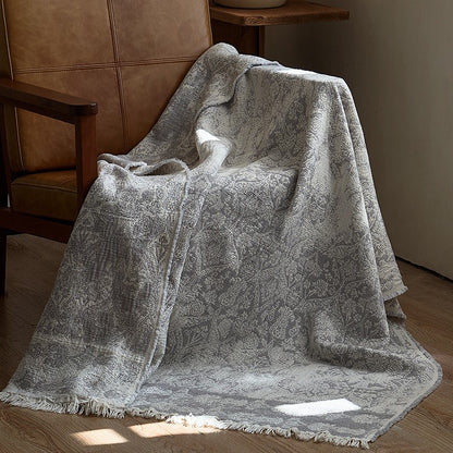 Große kuschelige Wohndecke aus Baumwollmischgewebe mit geometrischem Jacquardmuster und Fransensaum