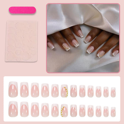 Kunstnagelset mit eleganten French-Spitzen und Glitzerakzenten Brehn